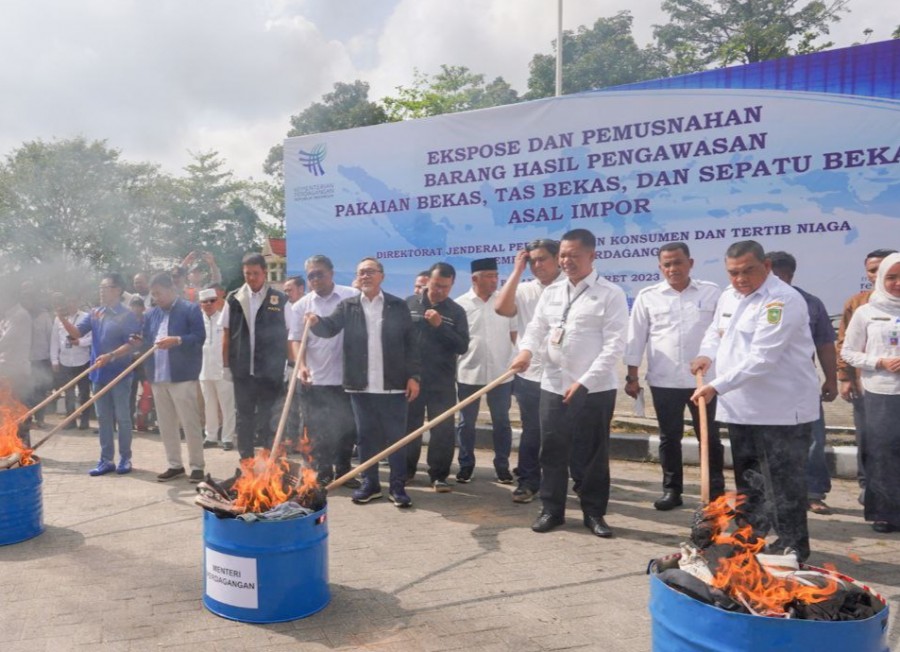 Mendag Musnahkan 730 Bal Barang Impor Ilegal Asal China