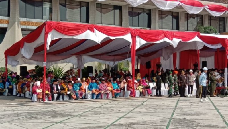Undangan Upacara HUT RI Gunakan Baju Adat Berbagai Daerah di Kantor Gubernur Riau