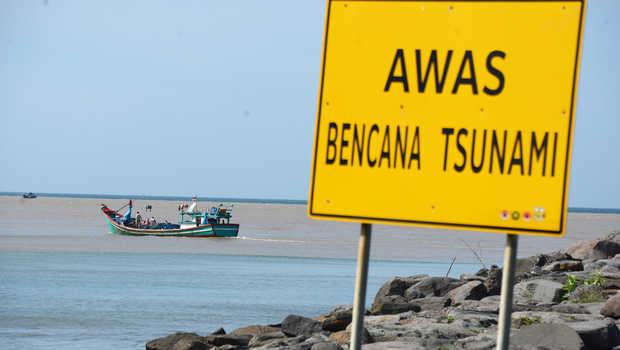 Luhut Ingatkan Potensi Tsunami di Pantai Barat Sumatera dan Selatan Jawa