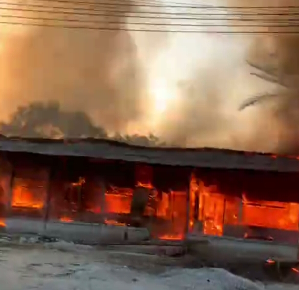 Pagi Panik di Jalan SM Amin Pekanbaru, Tujuh Kios Hangus Dilalap Api