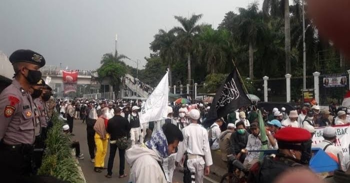 Massa Demo DPR Tuntut Pemakzulan Jokowi dan Bubarkan PDIP