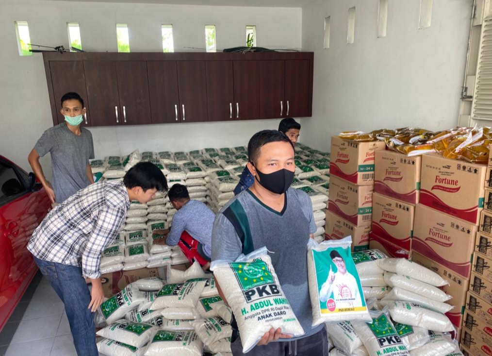 Tak Hanya Takjil, PKB Riau Juga Bagi Sembako untuk Warga
