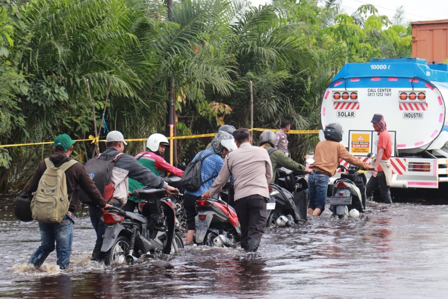Banjir di Jalintim Pelalawan Mulai Surut, Arus Lalu Lintas Berangsur Pulih