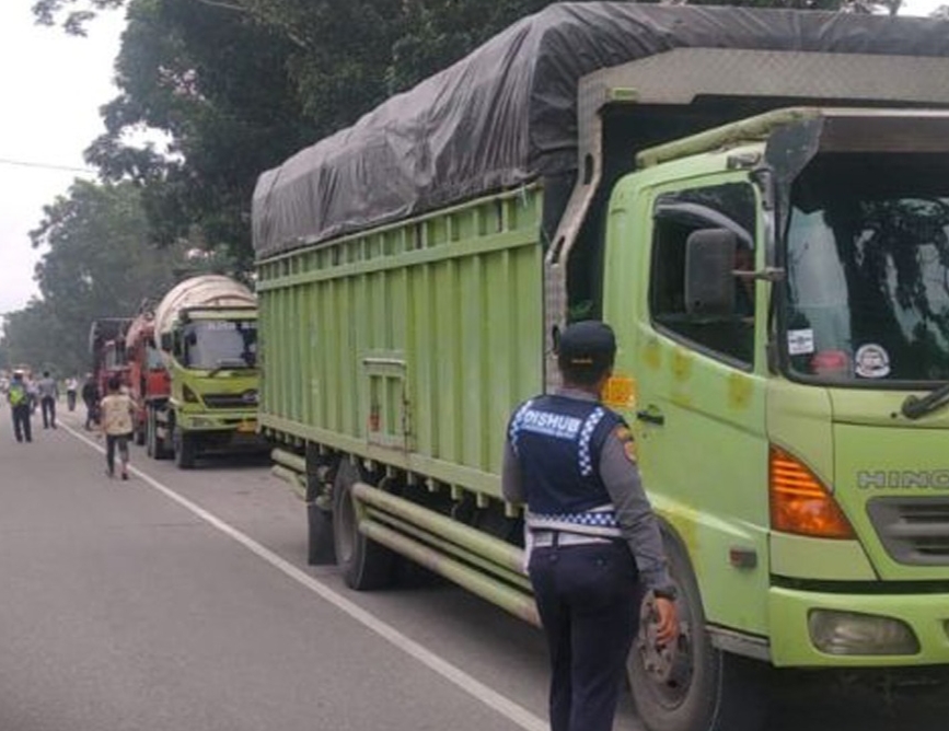 Sebanyak 86 Truk Terjaring Razia Gakkum Penumbar Dishub Riau di Kampar