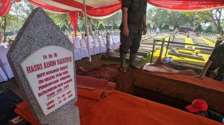 Jenazah Habibie Dimakamkan Berdampingan Dengan Makam Ibu Ainun di TMP Kalibata 