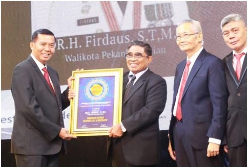 Wali Kota Pekanbaru Raih Penghargaan Property & Bank Award