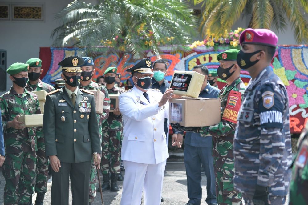 Wagubri Edy Natar Serahkan 100 Ribu Masker Pada TNI AD