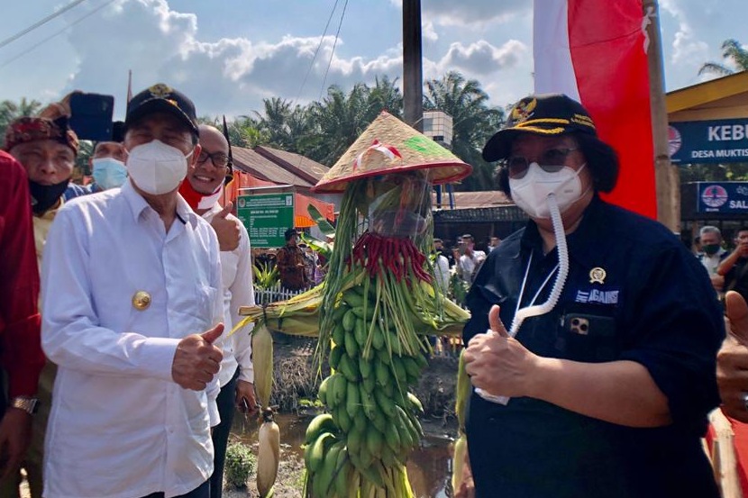 Mentri LHK Resmikan Kebun Bibit Desa di Tapung, Gubri : Bisa Cegah Karhutla dan Konflik Lahan