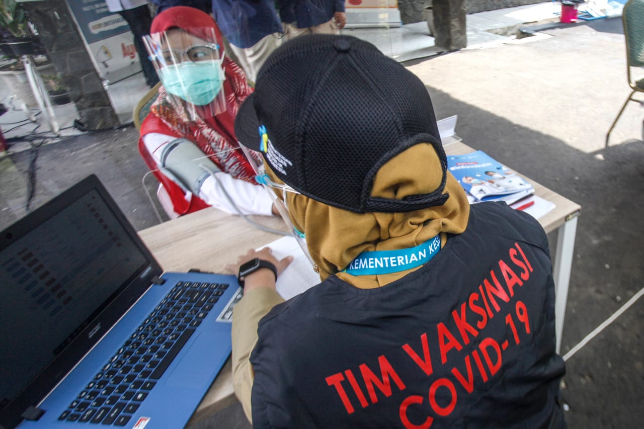 Vaksin Covid-19 Tahap Awal untuk 1,3 Juta Tenaga Kesehatan di 34 Provinsi 