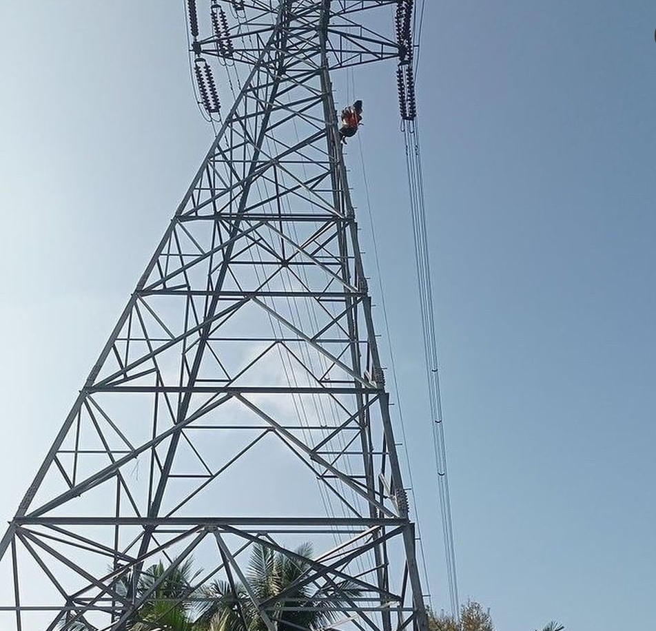 Depresi, IRT di Pekanbaru Nekat Panjat Tower SutetÂ 
