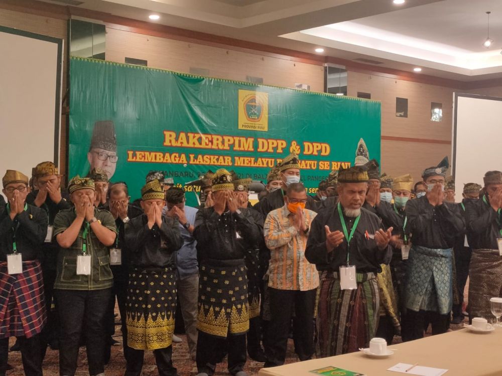 Wagubri Ikut Sholat Gaib untuk Almarhum Syarwan Hamid