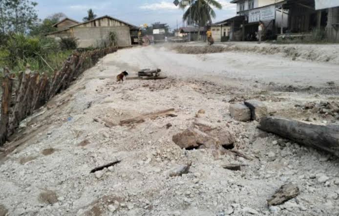 Perbaikan Jalan Abrasi di Desa Pekan Tua Inhil, Kendaraan Besar Dialihkan