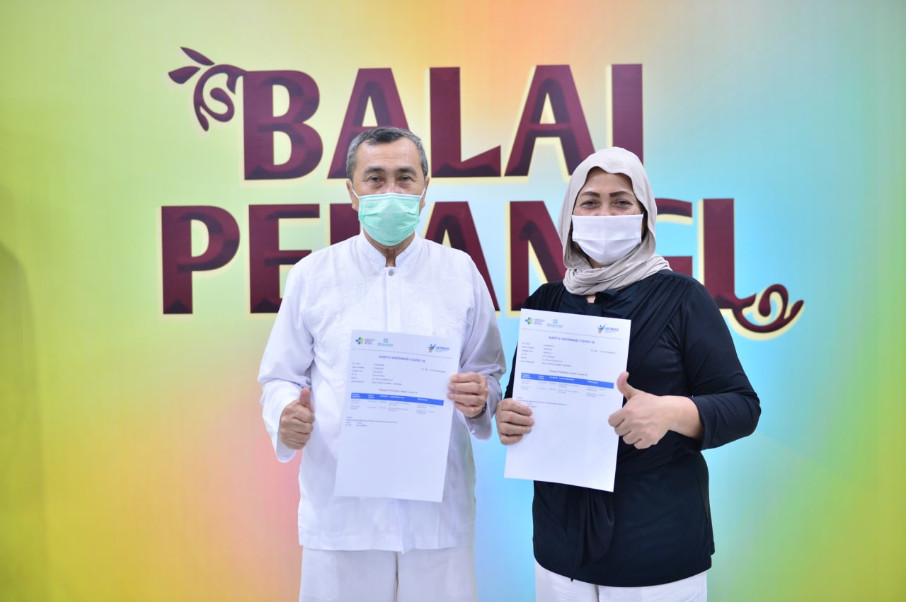 Usai Tarawih, Gubri dan Istri Langsung Disuntik Vaksin Tahap II
