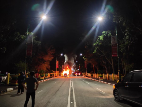 Diduga Konsleting, Mobil Milik Penghulu Kampung Merempan Terbakar di Jembatan Siak