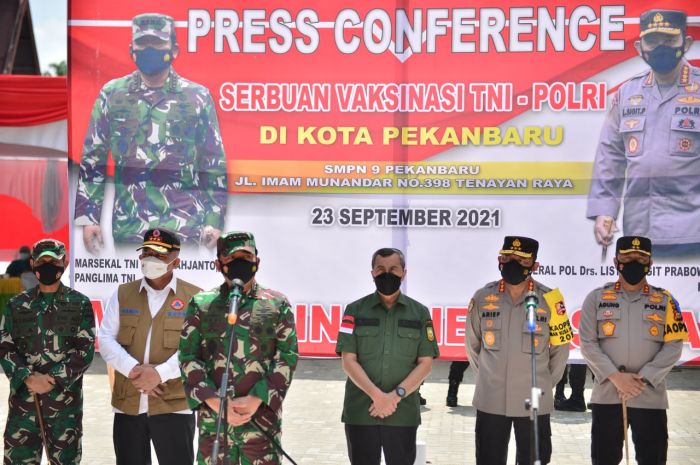 Gubri Dampingi Panglima TNI Tinjau Vaksinasi Massal