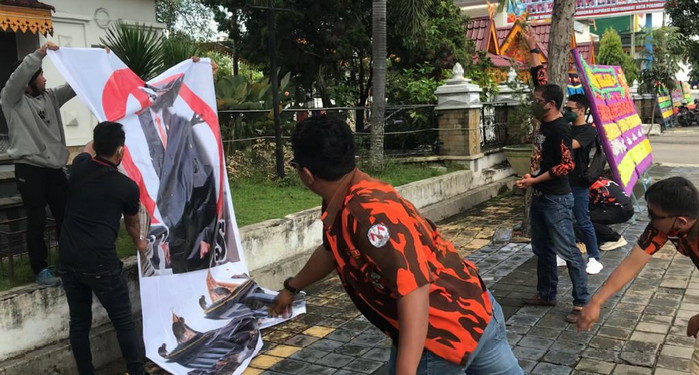 Kecewa, MPC Pemuda Pancasila Lempari Poster Ginda Burnama Dengan Telur