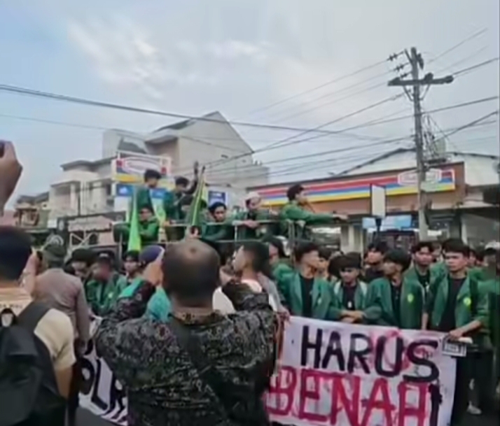 Pedagang Takjil Protes Aksi BEM UMRI di Depan Polda Riau, Penjualan Terganggu