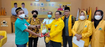 Janda Pejuang 45 dan Penyapu Jalan Dapat Bantuan Sembako dari Golkar Riau