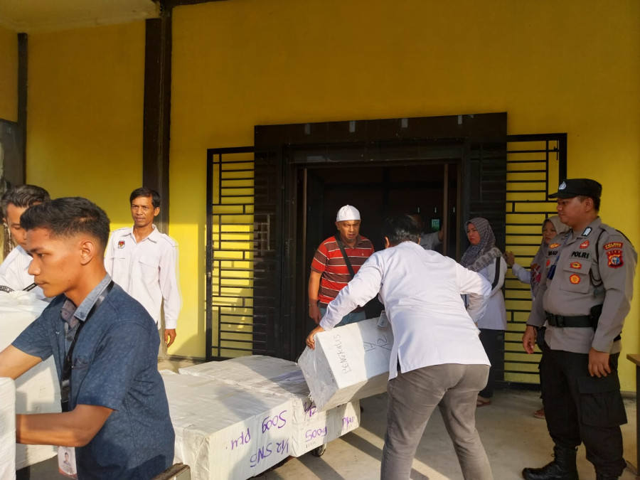 Polres Bengkalis Amankan Kedatangan Logistik Pemilu 2024 di Kantor KPU