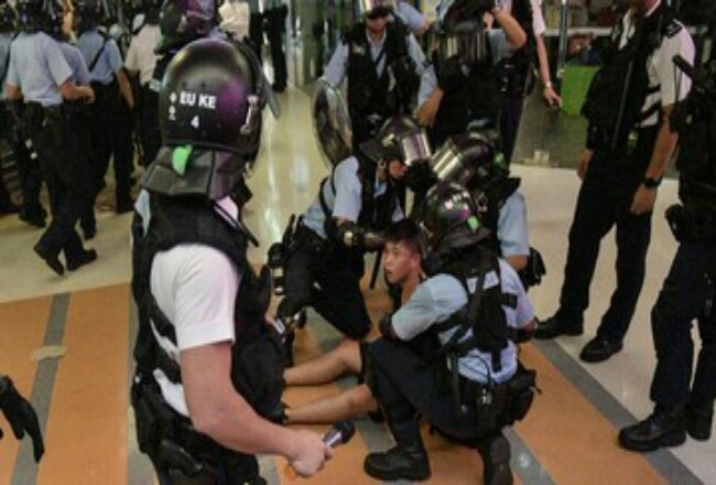 Bentrokan Terjadi Antara Demonstran dan Aparat di Hongkong Jelang Malam Natal