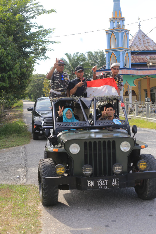 Gaya Nyentrik Kampanye Dr Afni, Ikut Bagi Konsumsi Hingga Nyetir Mobil Sendiri