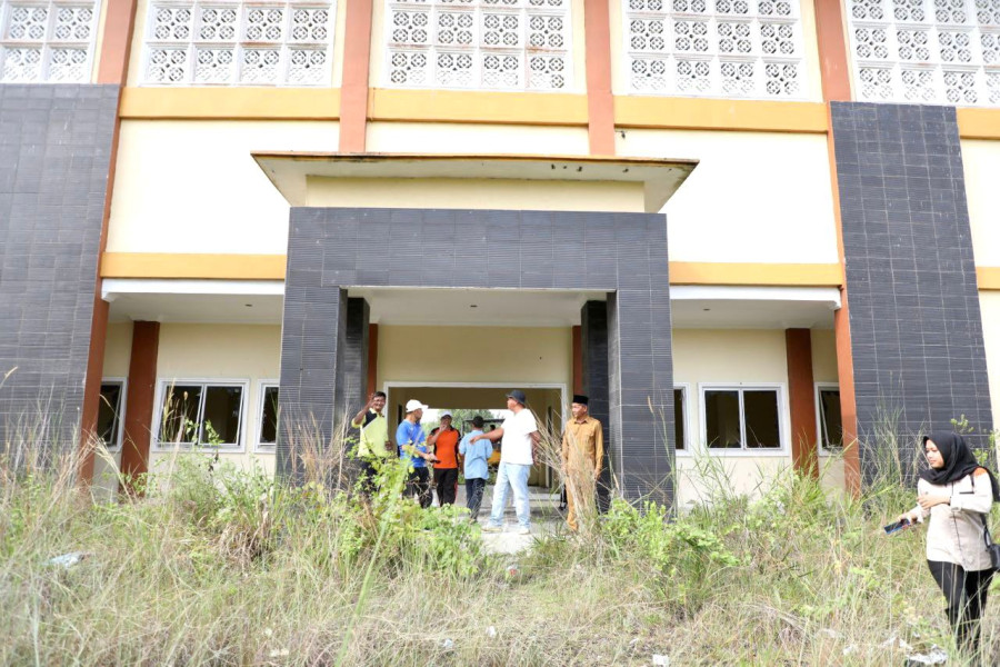 Wabup Bagus Santoso dan Warga Bersihkan Stadion Siak Kecil