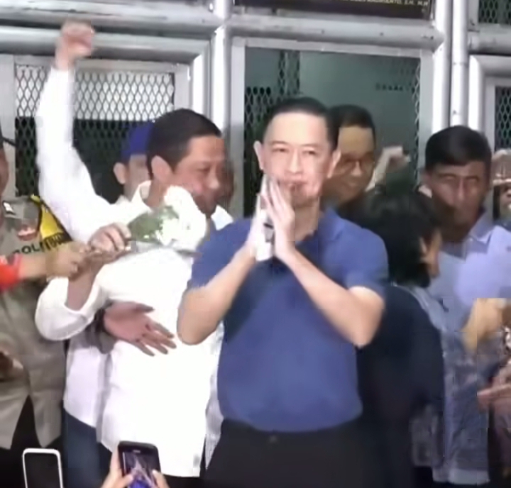 Tom Lembong Bebas, Kepulangannya  Disambut Massa dan Simpatisan