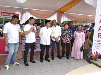 Bantu Masyarakat, Gubri Pimpin Pasar Murah