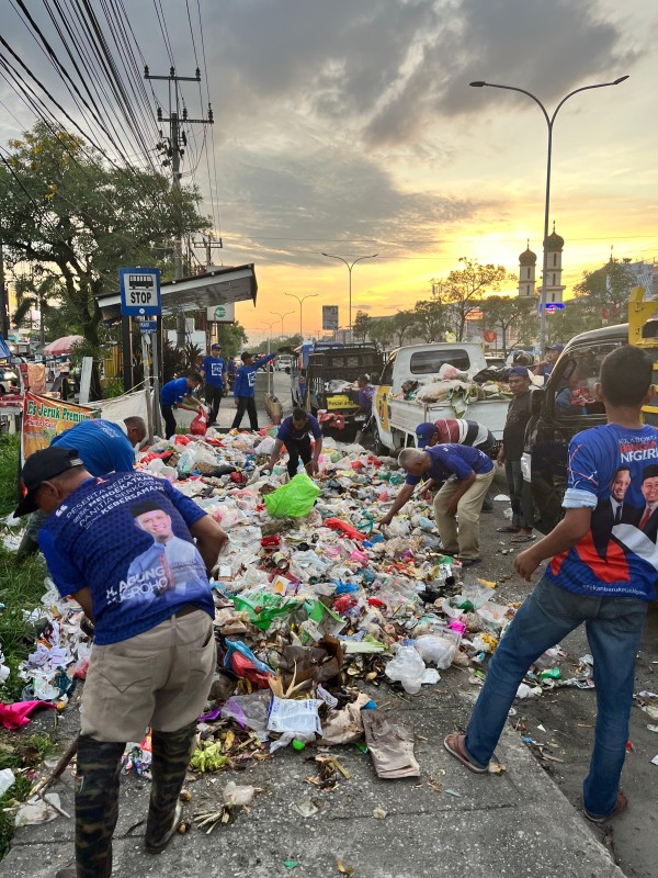 Bantu Walikota, Kader Demokrat Pekanbaru Gelar Aksi Bersih-bersih Sampah