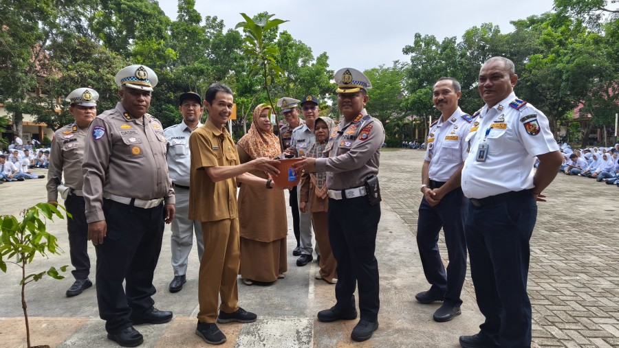 Polda Riau Kenalkan Program Green Policing di SMKN 7 Pekanbaru