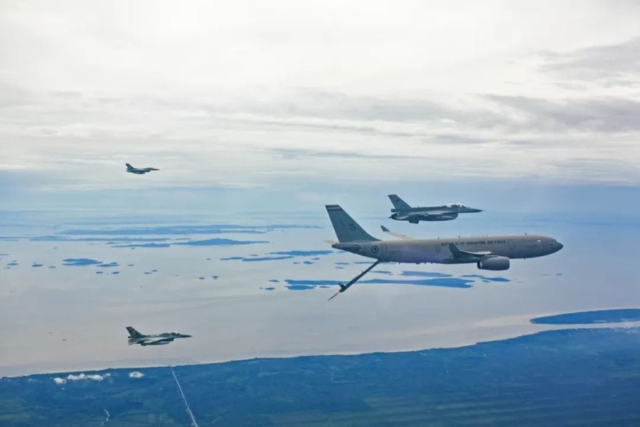 Jet Tempur Indonesia-Singapura Ngisi BBM di Langit Riau, Ini Aksinya