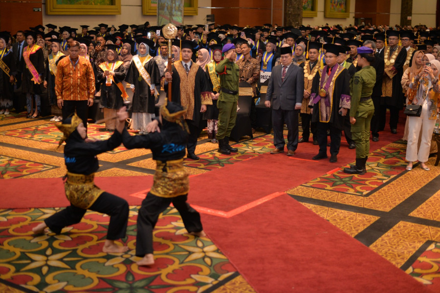 Ragam Budaya Indonesia Tersaji di Wisuda Unilak