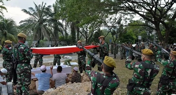 Anggota TNI yang Gugur oleh MIT Dimakamkan di Pekanbaru