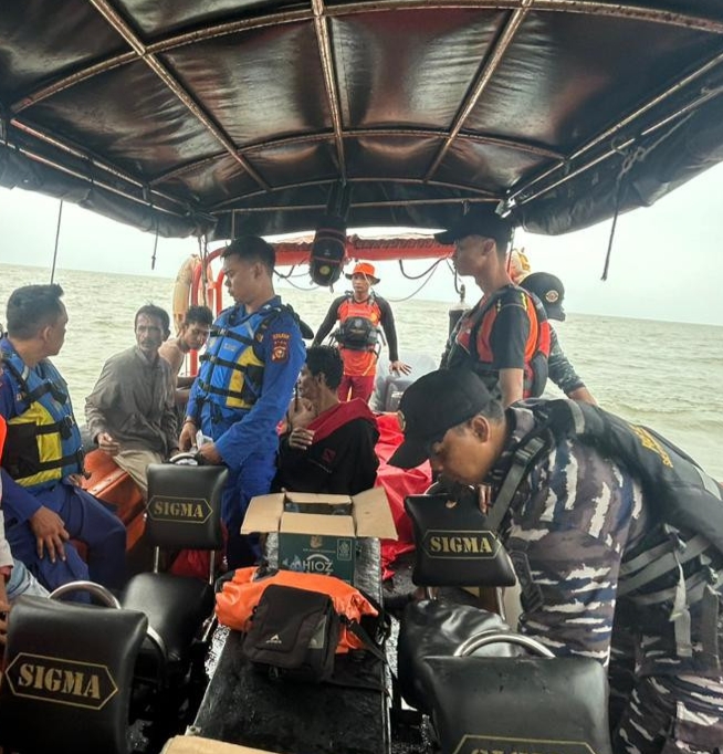 Kapal Muatan Logistik dari Malaysia Karam di Perairan Pulau Rangsang