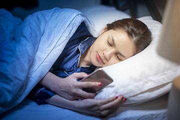 Ini 'Bahaya' Main Ponsel Sebelum Tidur