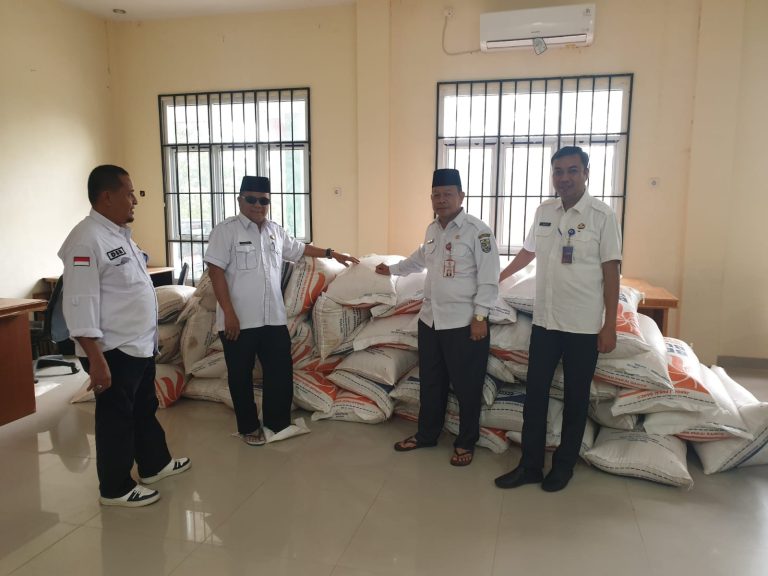 Korban Banjir di 7 Kecamatan di Pelalawan Terima Bantuan Beras dari Pemerintah