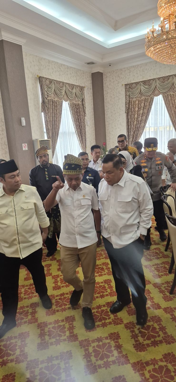Bahlil dan SF Hariyanto Kompak Pakai Baju Putih, Tanda Dukungan Calon Ketua Golkar Riau?