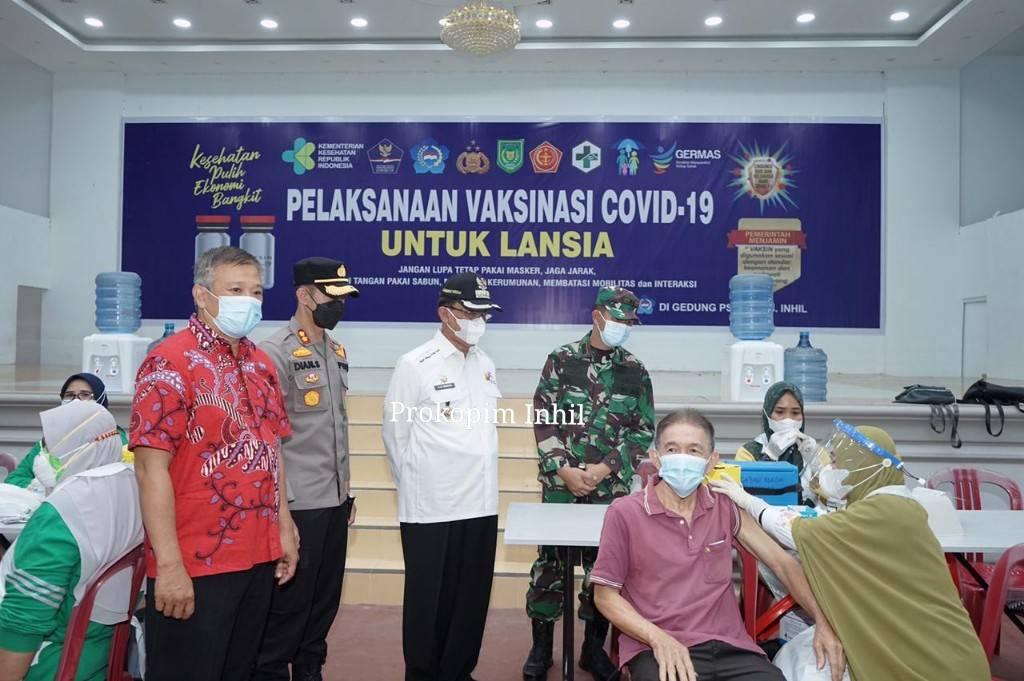 Bupati HM.Wardan Tinjau Pelaksanaan Vaksinasi Covid 19 Untuk Lansia  