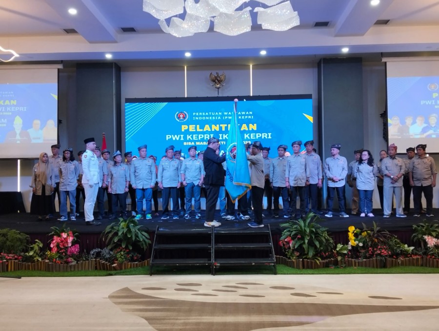 Zulmansyah Lantik Pengurus PWI dan IKWI Kepri 2025–2028, Komitmen Jaga Profesionalisme Pers