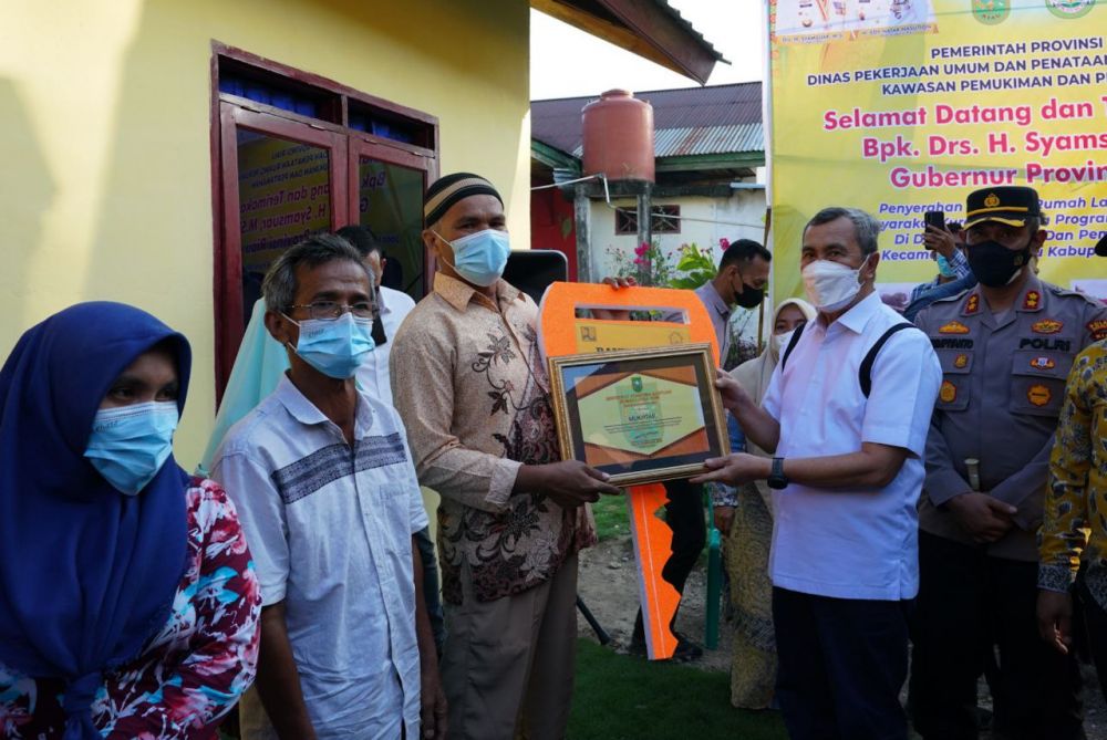 Gubri Serahkan 12 Unit RLH  untuk Warga Rohul 