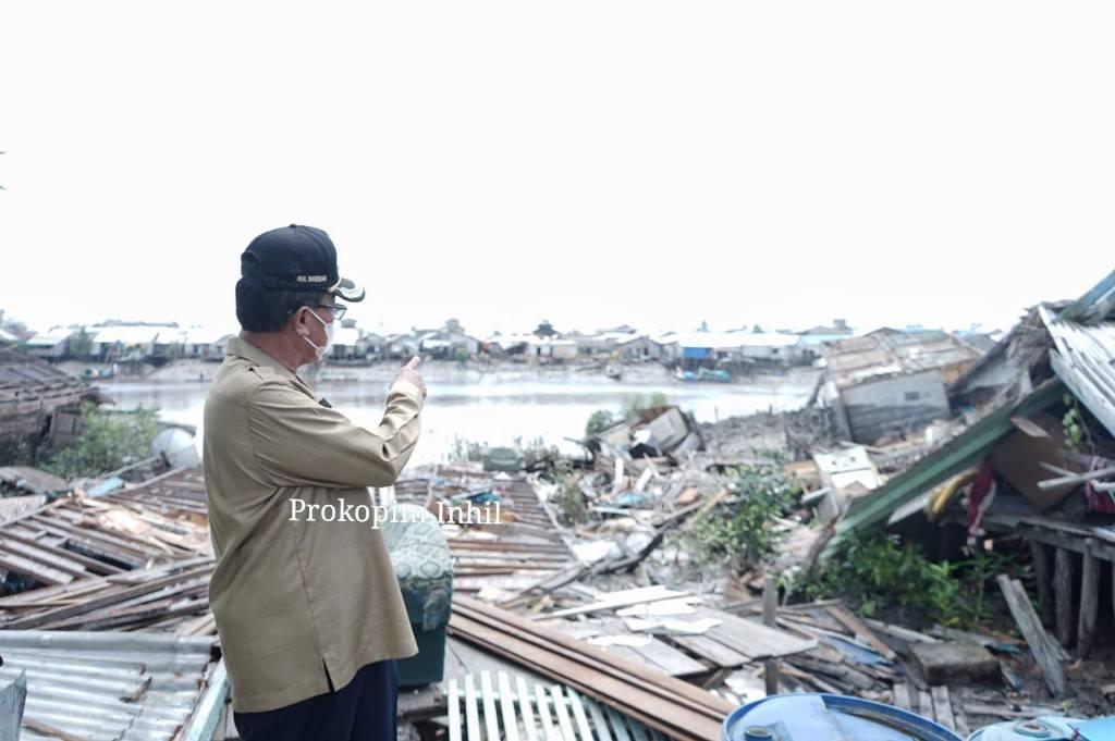 Bupati Inhil Tinjau Lokasi Tanah Longsor di Kecamatan Tanah Merah