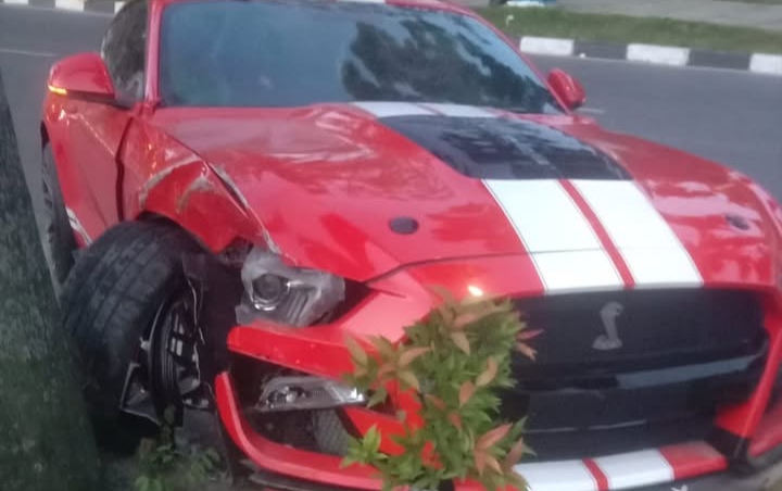 Mobil Mewah Ford Mustang Ringsek usai Tabrak Pohon di Pekanbaru