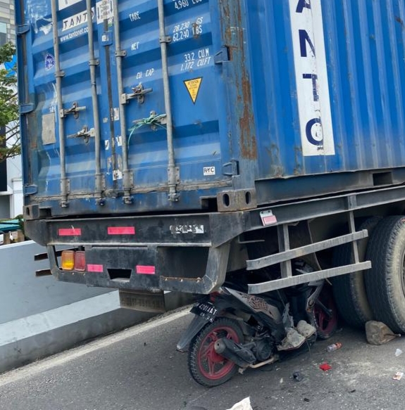 Pemotor Luka Parah Setelah Tabrak Truk Rusak di Flyover SKA Pekanbaru