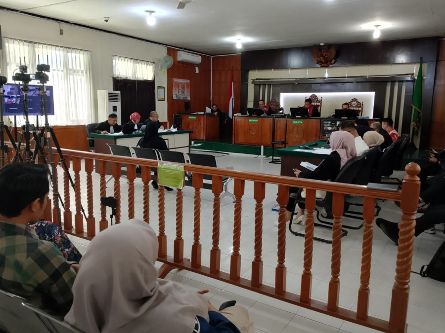 Majelis Hakim pada Anak Novin : Ibu dan Anak Hobi Koleksi Barang Mewah
