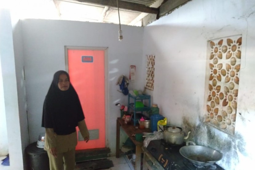 Sedih, Guru Honorer Tinggal di Toilet Sekolah dan Digaji Rp 350 Ribu