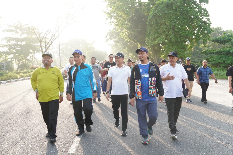 Hadiah Utama Umroh, Walikota Pekanbaru Lepas Seribuan Peserta Gerak Jalan Santai