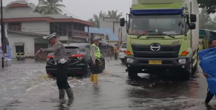 Jalan Lintas Sumatera di Rohil Terendam Banjir, Satlantas Urai Kemacetan