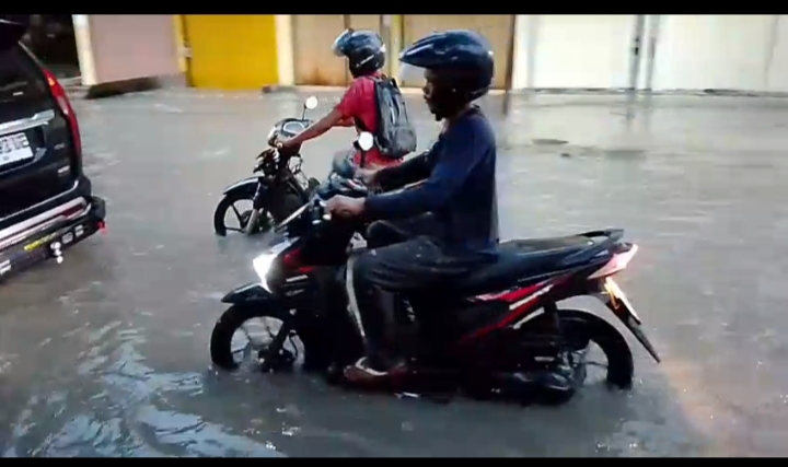 Hujan Deras Dua Jam, Jalanan Pekanbaru Tergenang Air