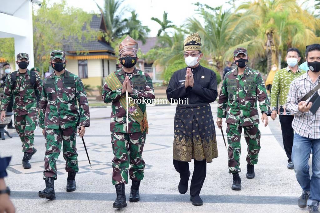 Sampai di Inhil dilakukan Tepuk Tepung Tawar Untuk Pangdam I/BB Mayjen TNI Hasanuddin SIP MM