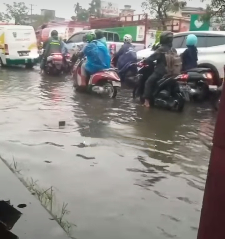 Hujan Deras Lumpuhkan Pekanbaru, Warga: Kalau Sudah Hujan, Panam Dikepung Banjir